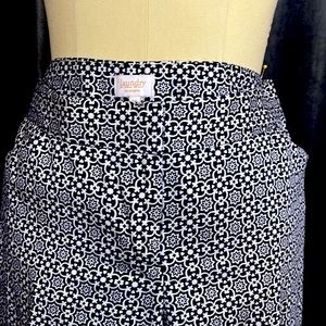 Size 10 navy &white capris